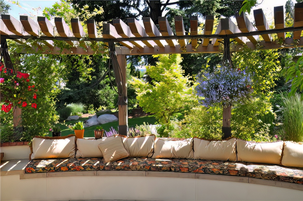 Large Sitting Area
